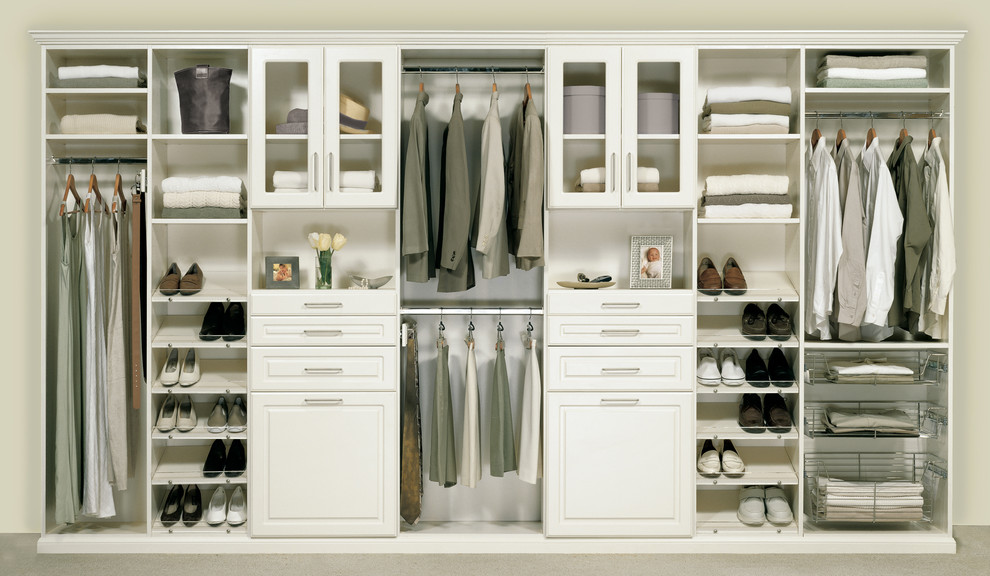 Diseño de armario unisex actual de tamaño medio con puertas de armario blancas y moqueta