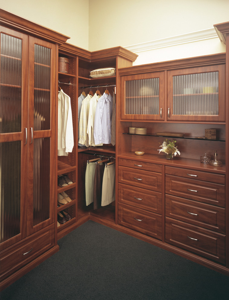 Foto de armario vestidor unisex contemporáneo de tamaño medio con puertas de armario de madera en tonos medios y moqueta