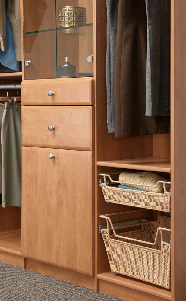 Imagen de armario unisex actual de tamaño medio con puertas de armario de madera en tonos medios y moqueta