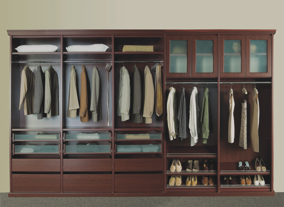 Imagen de armario unisex actual de tamaño medio con puertas de armario de madera en tonos medios y moqueta