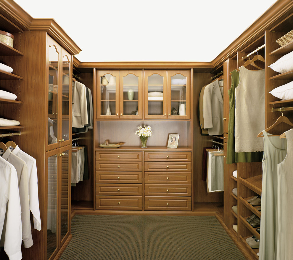 Exempel på ett litet modernt walk-in-closet för könsneutrala, med skåp i mellenmörkt trä och heltäckningsmatta
