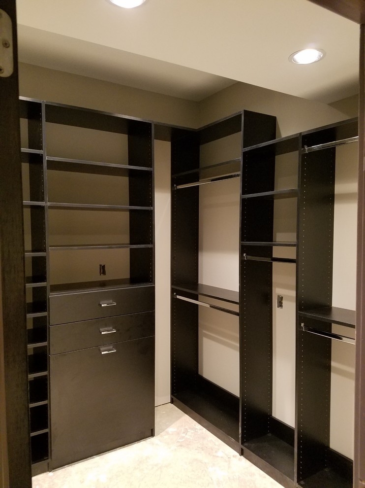 Modelo de armario vestidor unisex actual de tamaño medio con armarios abiertos, puertas de armario de madera en tonos medios y suelo gris