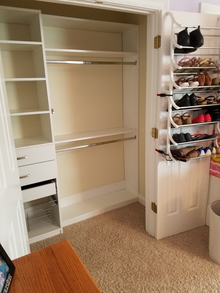 Modelo de armario unisex clásico pequeño con armarios abiertos, puertas de armario blancas, moqueta y suelo marrón