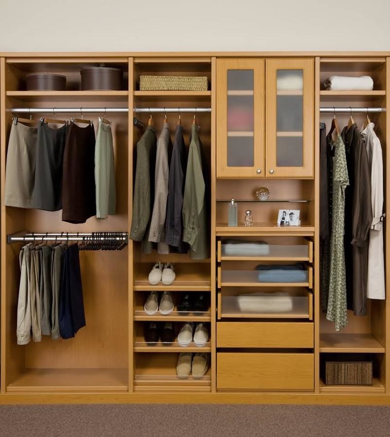 Exempel på ett mellanstort klassiskt walk-in-closet för könsneutrala, med skåp i ljust trä, heltäckningsmatta, brunt golv och öppna hyllor