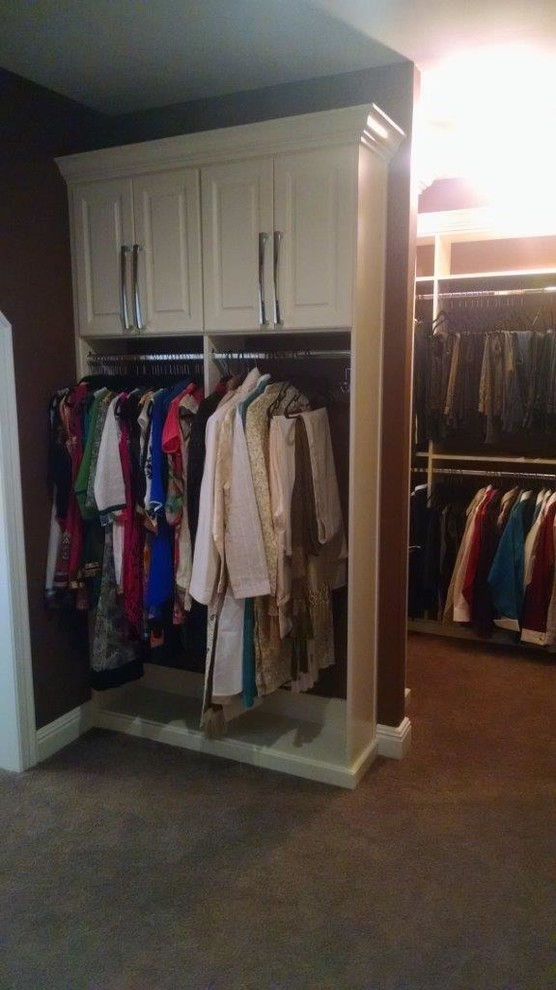 Ejemplo de armario vestidor unisex tradicional de tamaño medio con armarios con paneles con relieve, puertas de armario blancas, moqueta y suelo marrón
