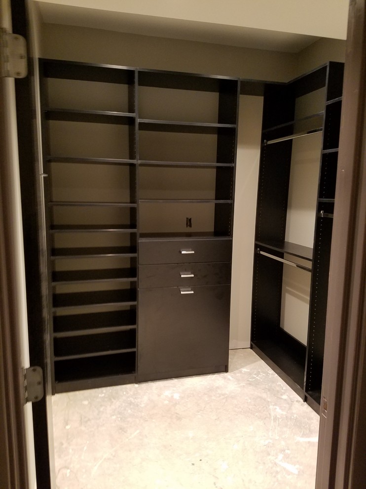 Modelo de armario vestidor unisex contemporáneo de tamaño medio con armarios abiertos, puertas de armario de madera en tonos medios, suelo gris y suelo de baldosas de cerámica