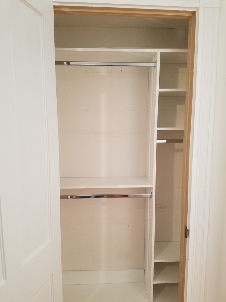 Imagen de armario unisex clásico renovado pequeño con armarios abiertos, puertas de armario blancas, moqueta y suelo marrón
