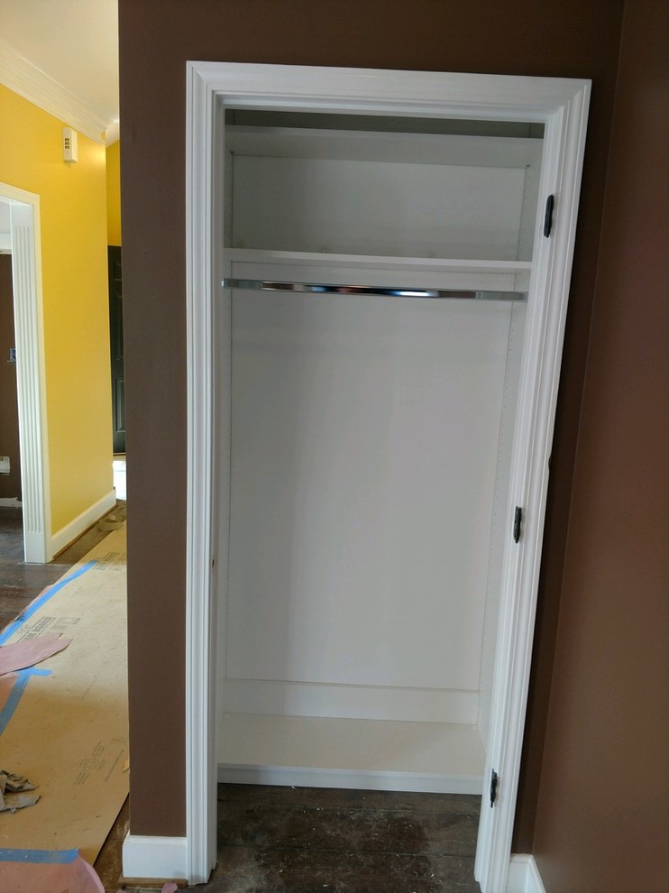 Diseño de armario unisex clásico pequeño con armarios abiertos, puertas de armario blancas, moqueta y suelo marrón