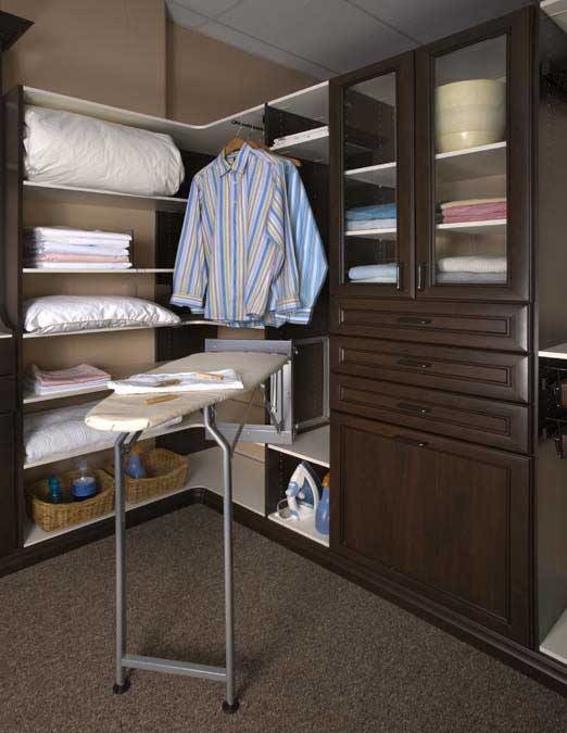 Diseño de armario vestidor unisex contemporáneo de tamaño medio con armarios con paneles empotrados y puertas de armario de madera en tonos medios