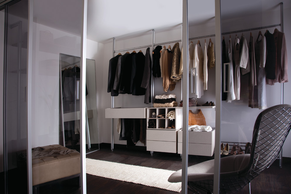 Идея дизайна: гардеробная комната среднего размера в современном стиле с плоскими фасадами, белыми фасадами и ковровым покрытием для женщин
