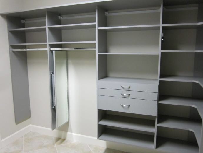 Ejemplo de armario vestidor unisex actual de tamaño medio con armarios abiertos, puertas de armario grises, suelo de baldosas de porcelana y suelo gris