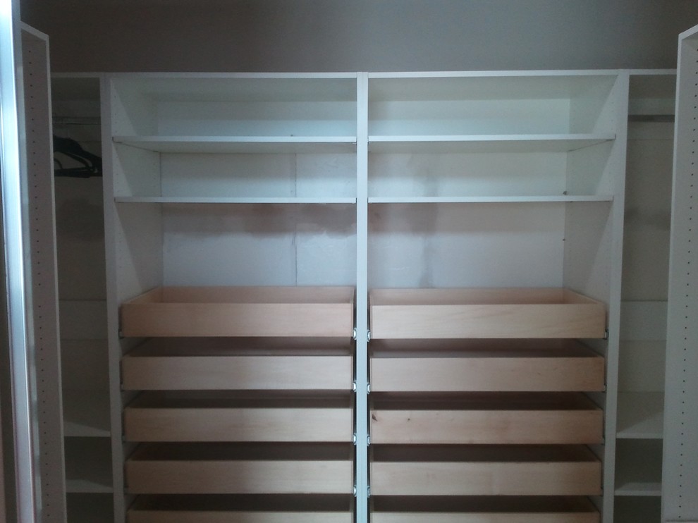 Foto de armario vestidor unisex actual con armarios con paneles lisos y puertas de armario de madera clara