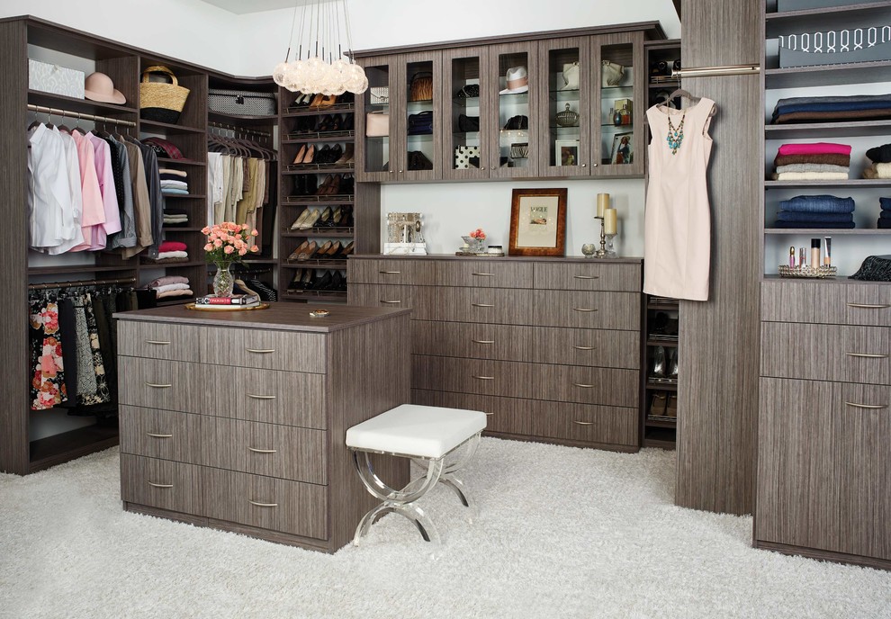 Modelo de armario y vestidor de mujer actual con armarios con paneles lisos, puertas de armario de madera en tonos medios, moqueta y suelo blanco