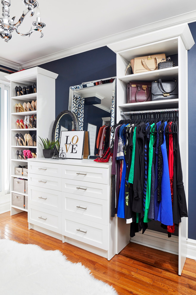 Diseño de armario vestidor de mujer minimalista grande con armarios estilo shaker y puertas de armario blancas