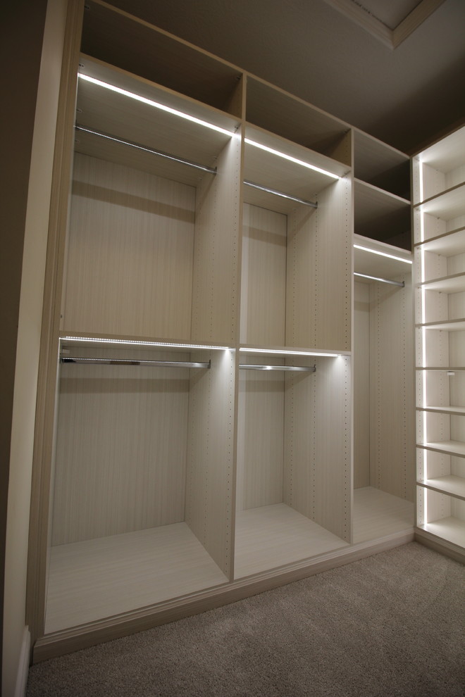 Immagine di una cabina armadio minimal con ante lisce e ante bianche