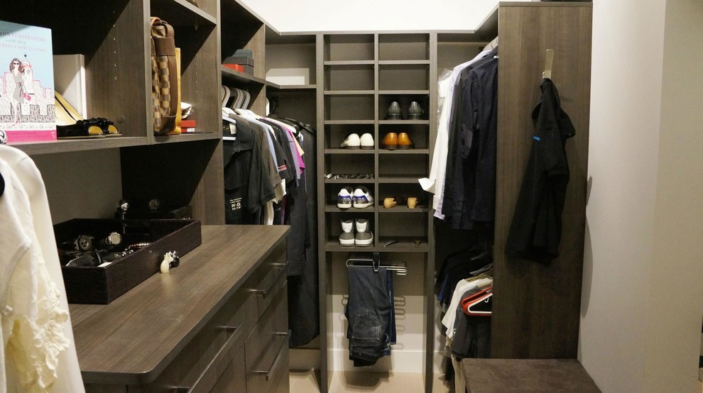 Example of a minimalist closet design in Toronto