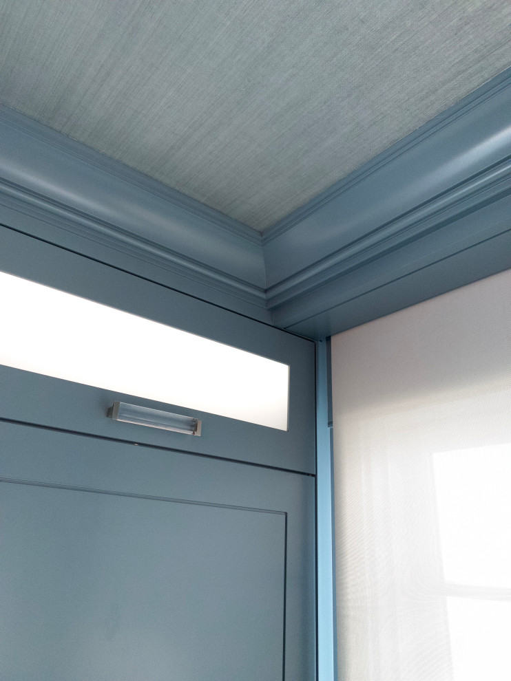Foto de armario vestidor de tamaño medio con armarios con paneles lisos, puertas de armario azules y papel pintado