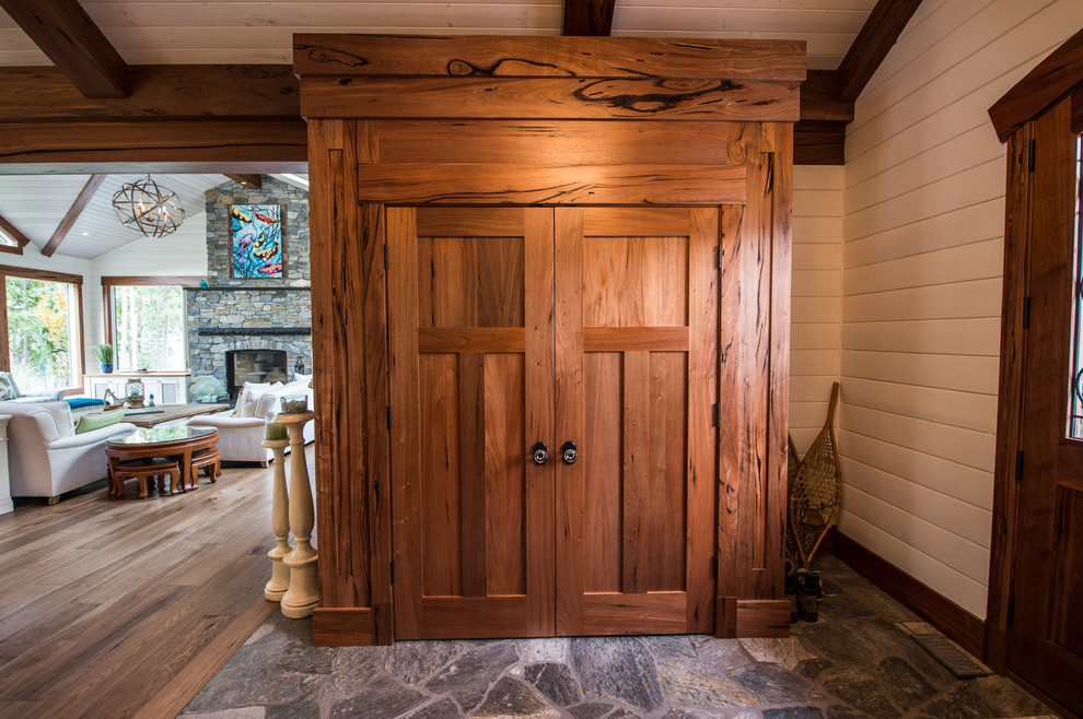 Inspiration pour un grand placard dressing craftsman en bois clair avec un placard avec porte à panneau encastré.