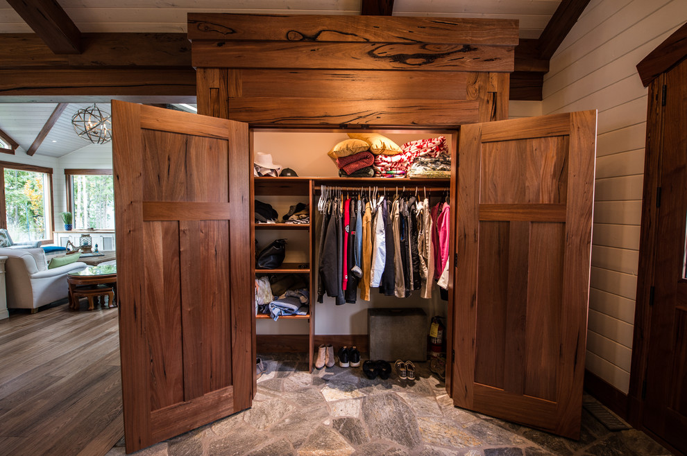Ejemplo de armario de estilo americano grande con armarios con paneles empotrados y puertas de armario de madera clara