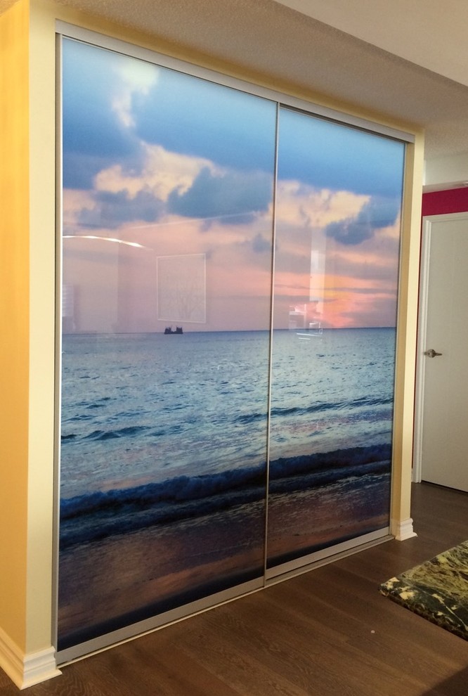 Custom Graphic Sliding Doors "Decorativo" Beach Style Closet