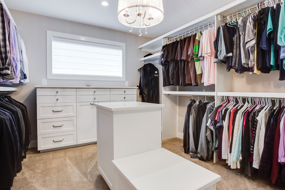Idéer för ett klassiskt walk-in-closet, med skåp i shakerstil, vita skåp och heltäckningsmatta
