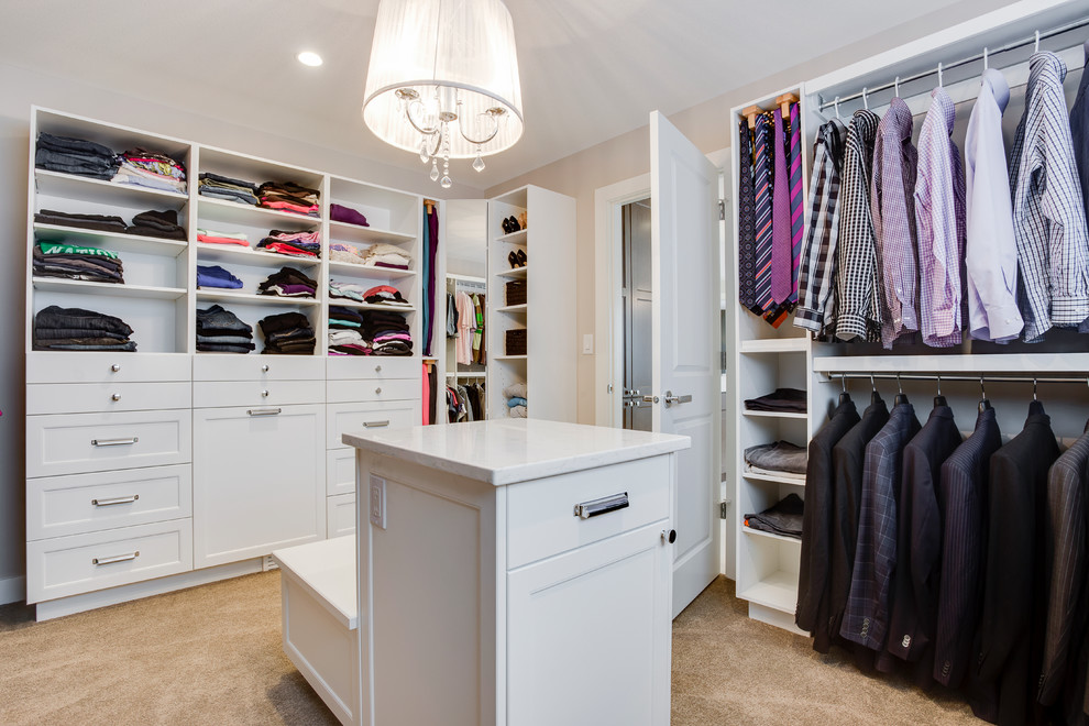 Foto de armario vestidor tradicional renovado con armarios estilo shaker, puertas de armario blancas y moqueta