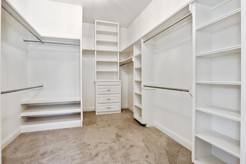Foto de armario vestidor unisex tradicional grande con armarios con paneles con relieve, puertas de armario blancas, moqueta y suelo beige
