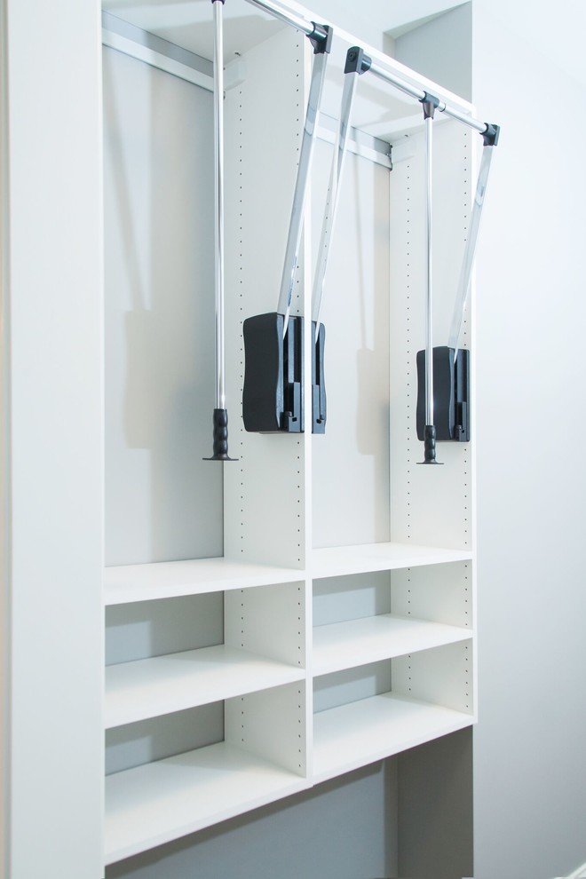 Modelo de armario vestidor unisex clásico renovado de tamaño medio con armarios con paneles lisos