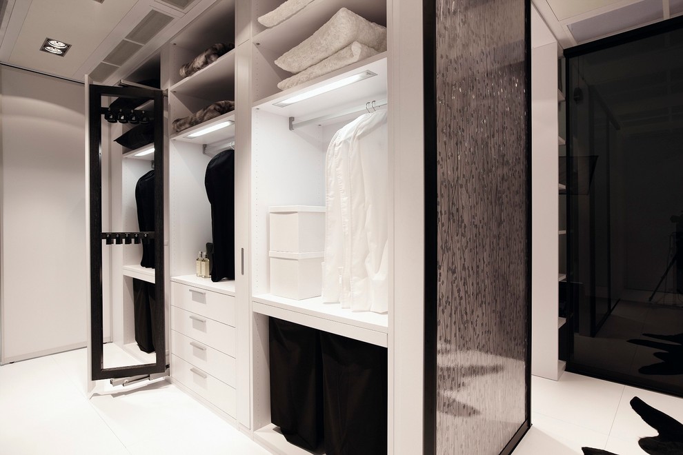 Foto de armario vestidor unisex moderno de tamaño medio con armarios abiertos, puertas de armario blancas y suelo de baldosas de porcelana