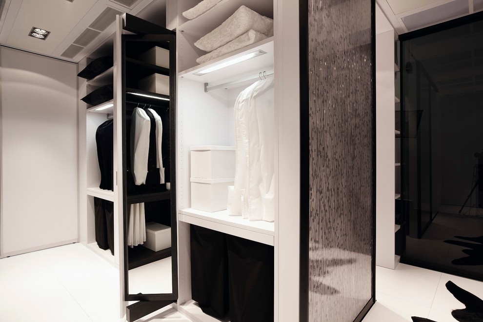 Modelo de armario vestidor unisex moderno de tamaño medio con suelo de baldosas de porcelana, armarios abiertos y puertas de armario blancas
