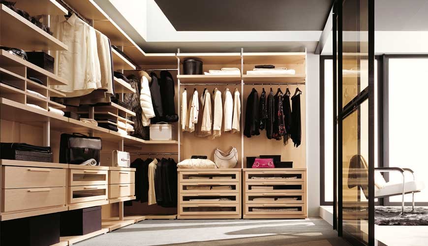 Стильный дизайн: большая гардеробная комната унисекс в современном стиле с светлыми деревянными фасадами, ковровым покрытием и открытыми фасадами - последний тренд