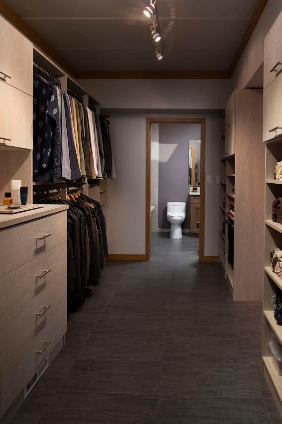 Идея дизайна: гардеробная комната среднего размера, унисекс в современном стиле с плоскими фасадами, серыми фасадами, полом из керамогранита и серым полом