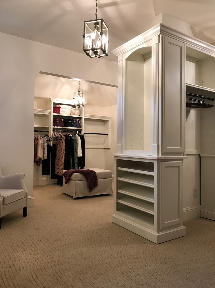 Idéer för att renovera ett mycket stort vintage walk-in-closet för könsneutrala, med luckor med infälld panel, vita skåp, heltäckningsmatta och beiget golv