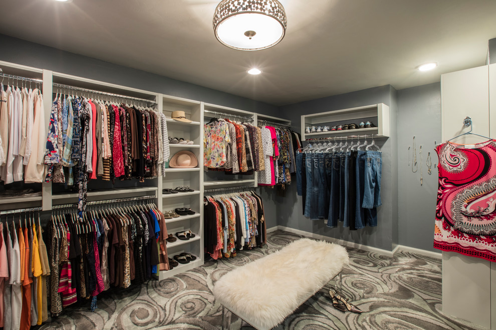 На фото: гардеробная комната среднего размера, унисекс в стиле неоклассика (современная классика) с фасадами с выступающей филенкой, серыми фасадами, ковровым покрытием и разноцветным полом с