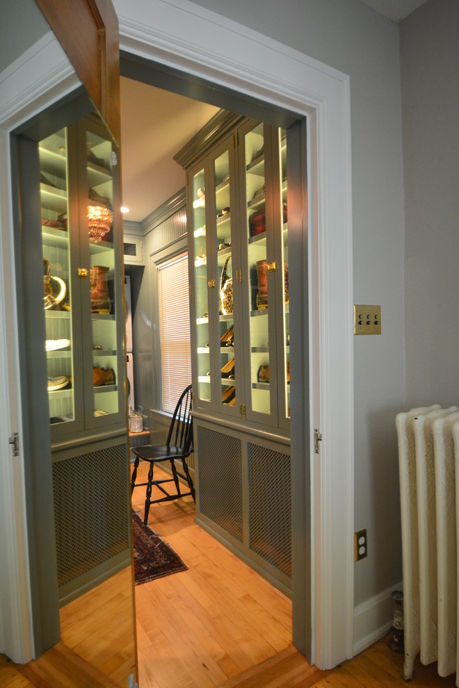 Idéer för att renovera ett mellanstort vintage walk-in-closet för könsneutrala, med luckor med infälld panel, grå skåp och ljust trägolv
