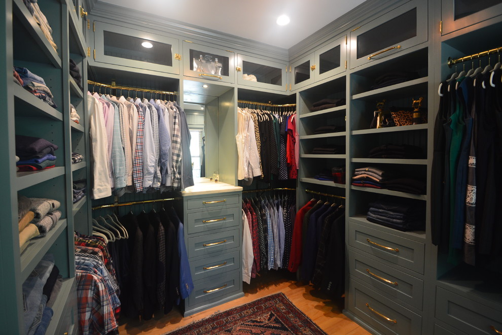 Ejemplo de armario vestidor unisex tradicional renovado de tamaño medio con armarios con paneles empotrados, puertas de armario grises y suelo de madera clara