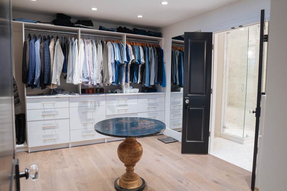 Exempel på ett stort klassiskt walk-in-closet, med öppna hyllor, ljust trägolv och brunt golv