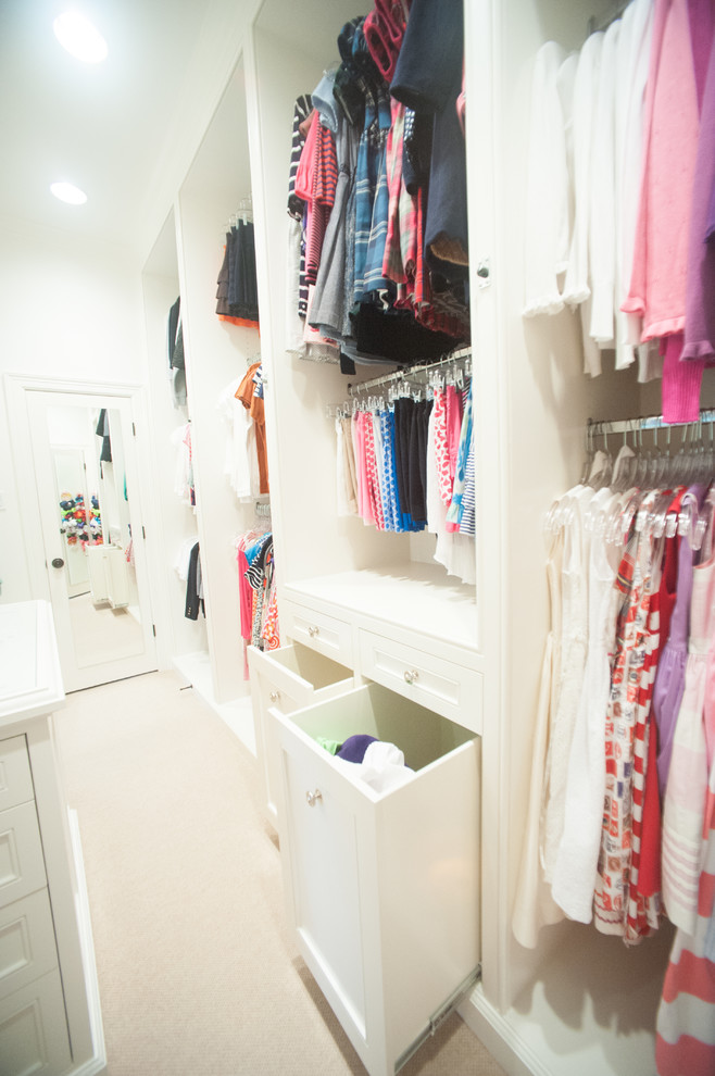 Inspiration för stora klassiska walk-in-closets för kvinnor, med luckor med infälld panel, vita skåp och heltäckningsmatta