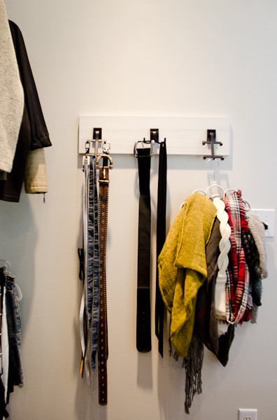 Modelo de armario vestidor de mujer contemporáneo de tamaño medio con armarios abiertos, puertas de armario marrones y suelo de madera oscura