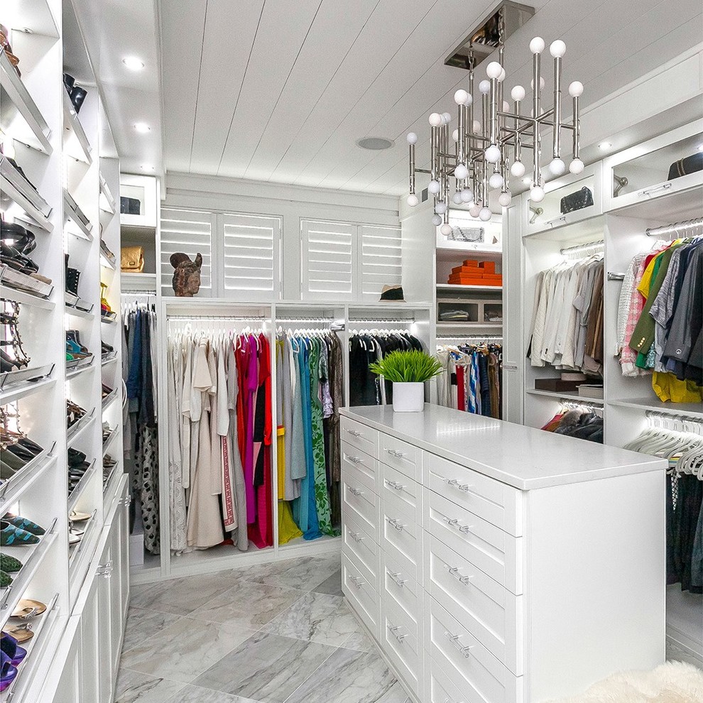 Imagen de armario vestidor unisex moderno grande con armarios estilo shaker, puertas de armario blancas, suelo de baldosas de porcelana y suelo gris