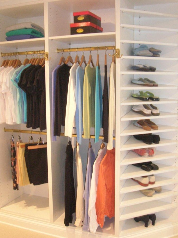 Imagen de armario vestidor clásico grande con puertas de armario blancas, moqueta y suelo beige