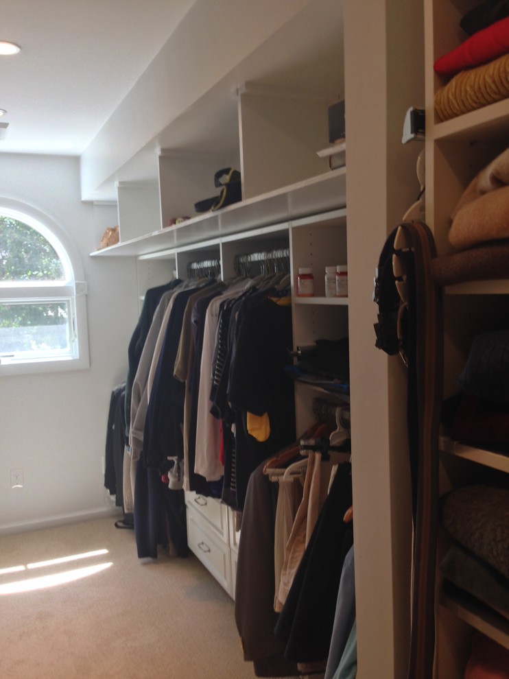 Ejemplo de armario vestidor unisex clásico pequeño con armarios abiertos, puertas de armario blancas y moqueta