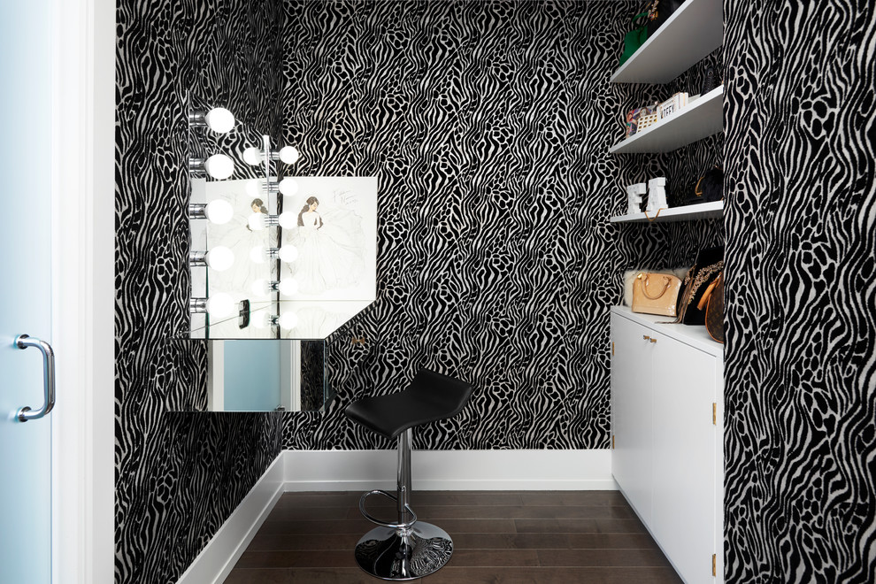Modernes Ankleidezimmer mit Ankleidebereich, flächenbündigen Schrankfronten, dunklem Holzboden und weißen Schränken in Toronto