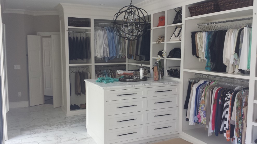 Foto de armario vestidor unisex clásico renovado grande con armarios abiertos, puertas de armario blancas, suelo de mármol y suelo gris