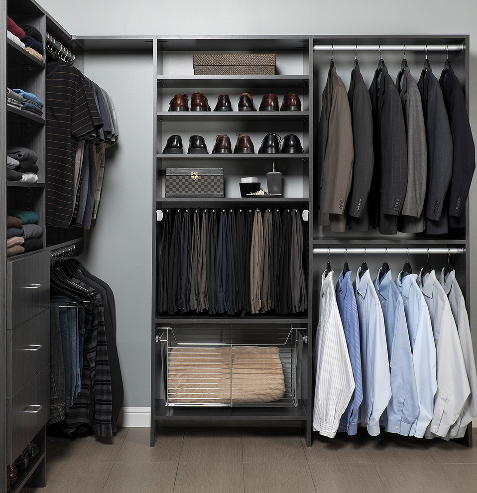 Ejemplo de armario y vestidor moderno con puertas de armario negras