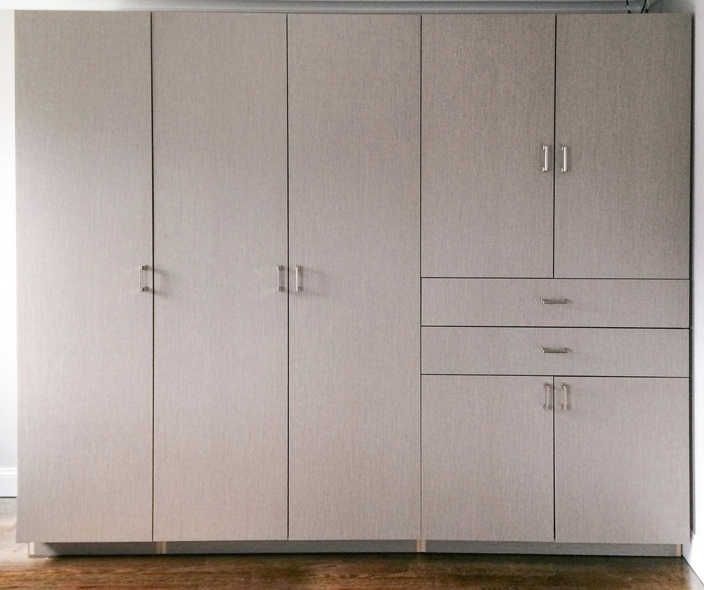 Imagen de armario y vestidor unisex tradicional renovado grande con armarios con paneles lisos y puertas de armario blancas