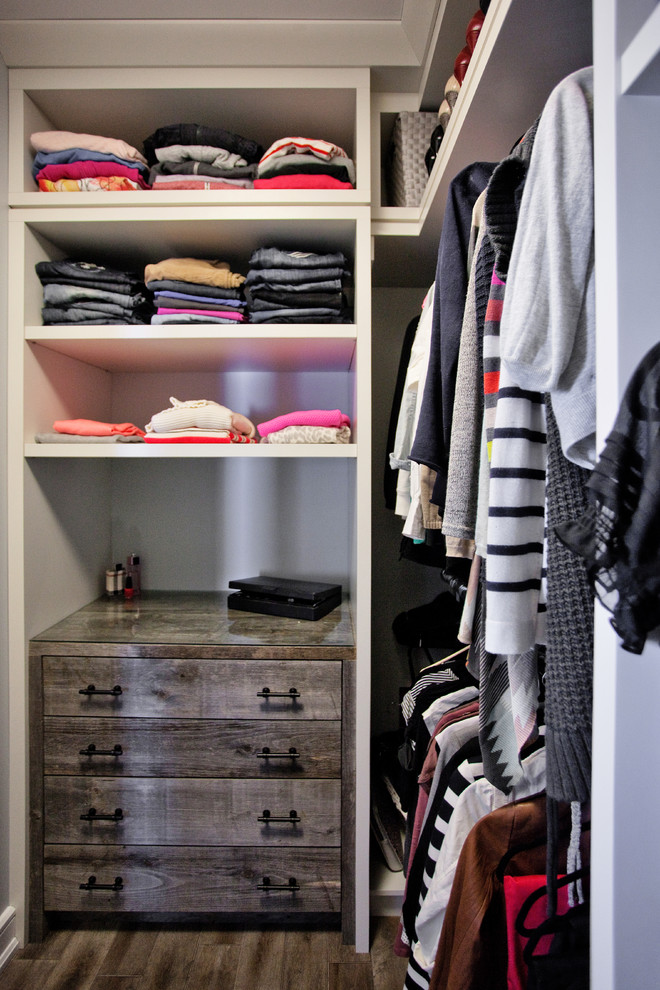 Design ideas for a traditional wardrobe in Toronto.
