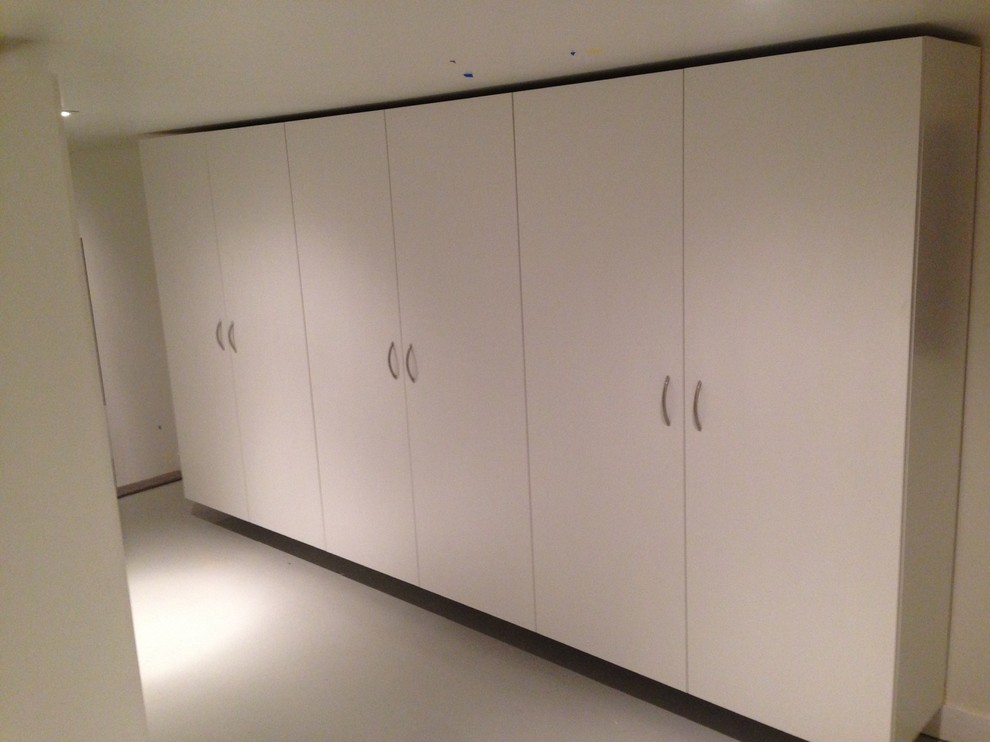 Foto di un armadio o armadio a muro unisex classico di medie dimensioni con ante lisce, ante bianche, moquette e pavimento beige