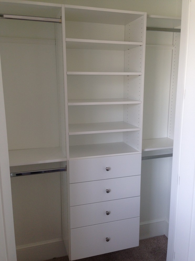 Modelo de armario unisex tradicional de tamaño medio con armarios con paneles lisos, puertas de armario blancas, moqueta y suelo beige