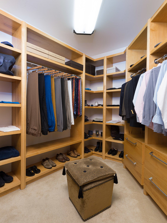 Immagine di uno spazio per vestirsi per uomo classico di medie dimensioni con nessun'anta, ante in legno chiaro e moquette